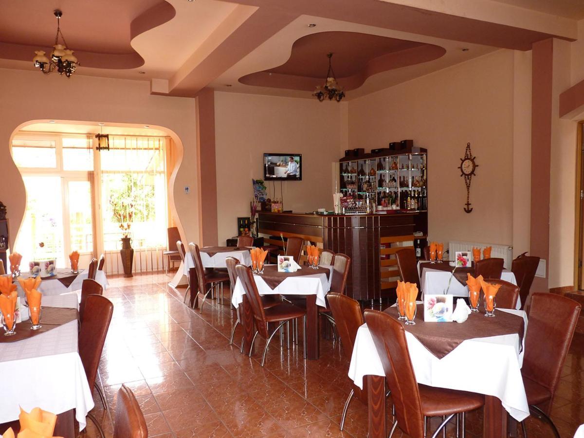 Floare De Colt Petrosani Hotel Exterior photo