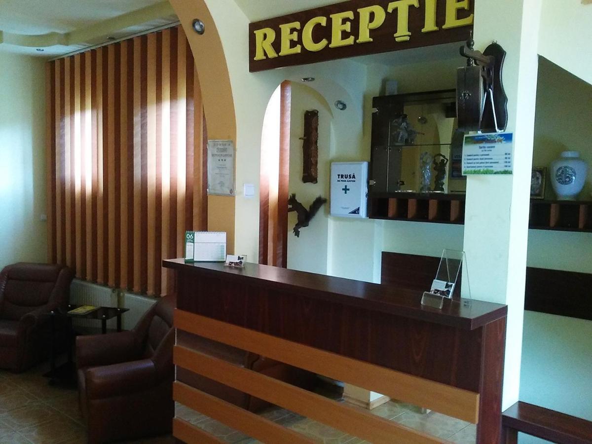 Floare De Colt Petrosani Hotel Exterior photo